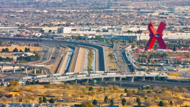 国境交差点 テキサス州エルパソから4Kビデオでメキシコのシウダジュアレスへの早朝の交通 — ストック動画