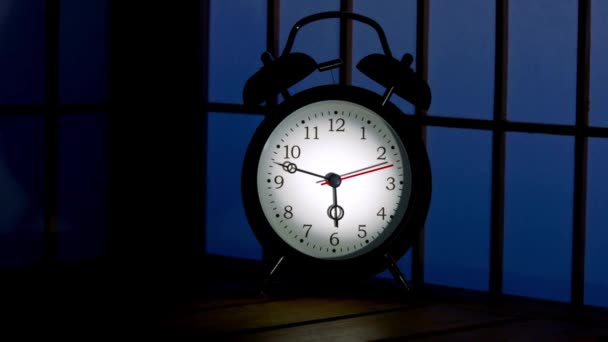 Dageraad Ontwaken Voorgrond Time Lapse Van Alarm Klok Tafel Als — Stockvideo