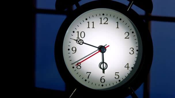 Пробудження Світанку Збільшення Часу Очікування Будильника Столі Під Час Сходу — стокове відео