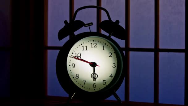 Dawn Awakening Close Time Lapse Del Reloj Alarma Mesa Amanecer — Vídeos de Stock