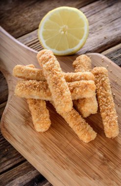 Çıtır Çıtır ve Lezzetli: 4K Enfes Yakın-U 'da Limonla Panko-Breated Fish Sticks