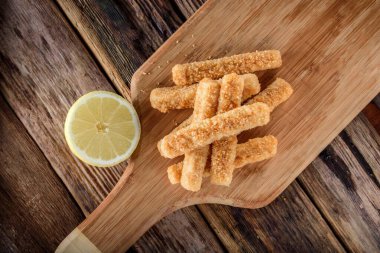 Çıtır Çıtır ve Lezzetli: 4K Enfes Yakın-U 'da Limonla Panko-Breated Fish Sticks