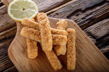 Çıtır Çıtır ve Lezzetli: 4K Enfes Yakın-U 'da Limonla Panko-Breated Fish Sticks