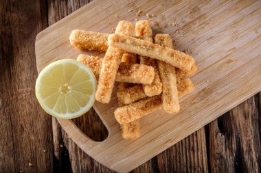 Çıtır Çıtır ve Lezzetli: 4K Enfes Yakın-U 'da Limonla Panko-Breated Fish Sticks