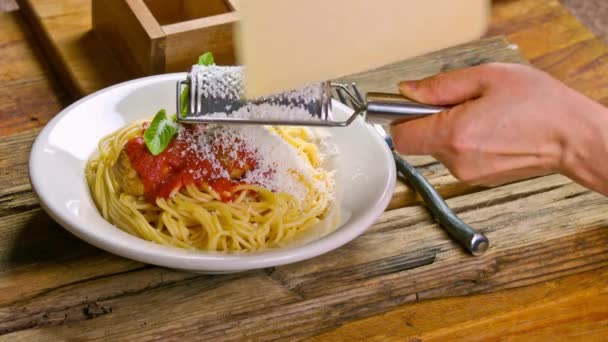 Culinary Finishing Touch Dolly Shot Sprinkling Parmesan Cheese Spaghetti Tomato — Αρχείο Βίντεο