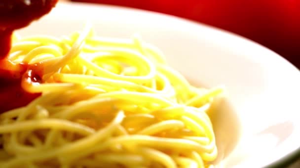 Toque Acabamento Culinário Dolly Shot Polvilhar Queijo Parmesão Sobre Espaguete — Vídeo de Stock