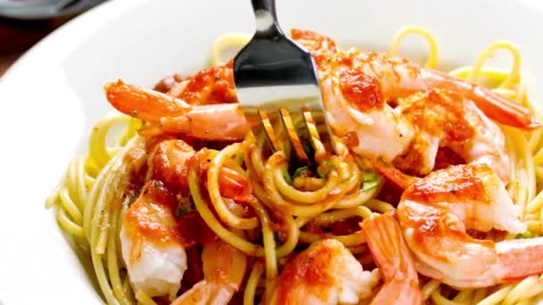 Tocco Rifinitura Culinaria Dolly Parmigiano Spolverato Sugli Spaghetti Con Salsa — Video Stock