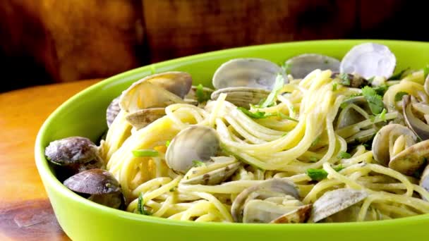 Saboreando Mar Primer Plano Espaguetis Mariscos Con Almejas — Vídeo de stock