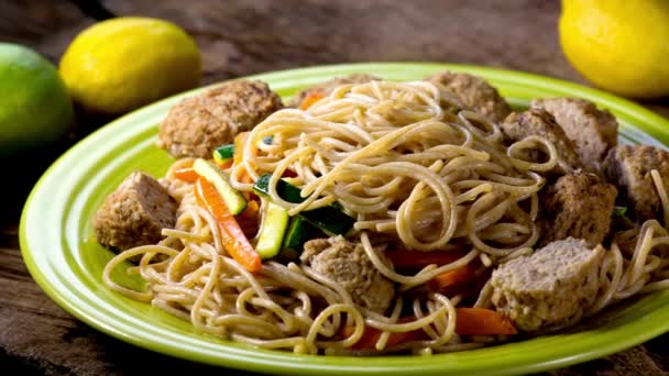 Hearty Delight Zbliżenie Pełnoziarnistego Spaghetti Klopsikami — Wideo stockowe