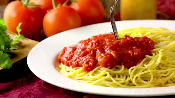 料理の仕上げタッチ トマトソースとスパゲッティ上のスプリンクリングパルメザンチーズの4Kドリーショット — ストック動画