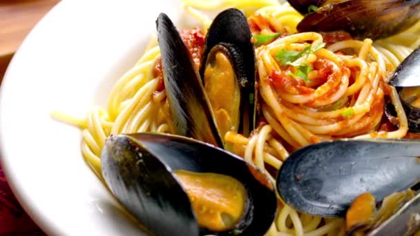 Saboreando Mar Primer Plano Espaguetis Mariscos Con Almejas — Vídeo de stock