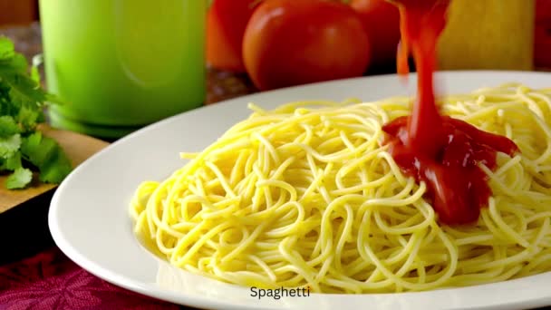 烹饪美味佳肴 用番茄酱在意大利面上撒4K果冻芝士片 — 图库视频影像