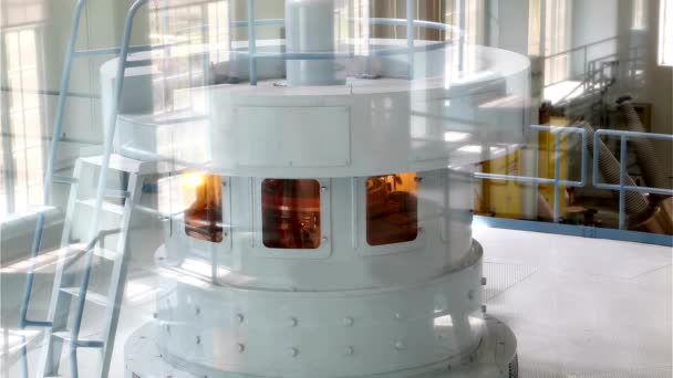 強力な回転 水力ダムで回転する電気タービン発電機の4Kビデオ — ストック動画