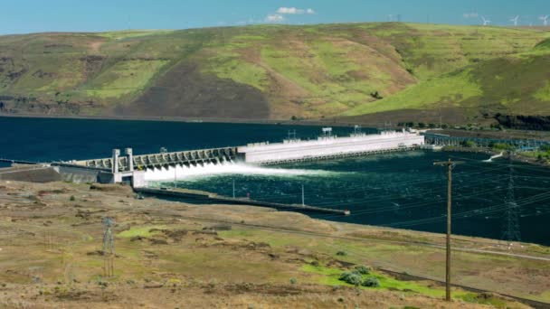 Duurzame Synergie Video Van Hydro Dam Windturbines Atop Hills — Stockvideo
