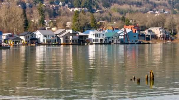 Riverside Tranquility Willamette River Portland Oregon Abd Yüzen Evlerin Videosu — Stok video