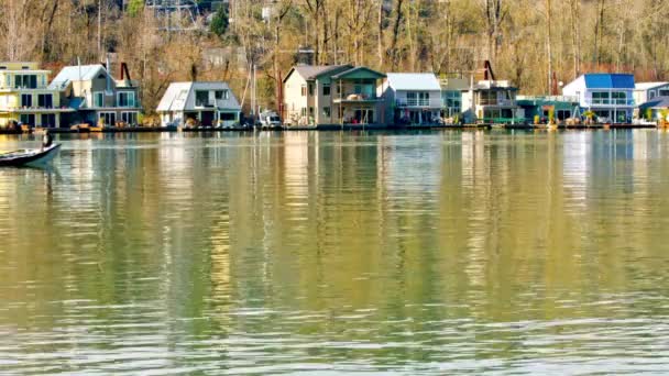 Riverside Tranquility Video Van Floating Homes Willamette River Portland Oregon — Stockvideo