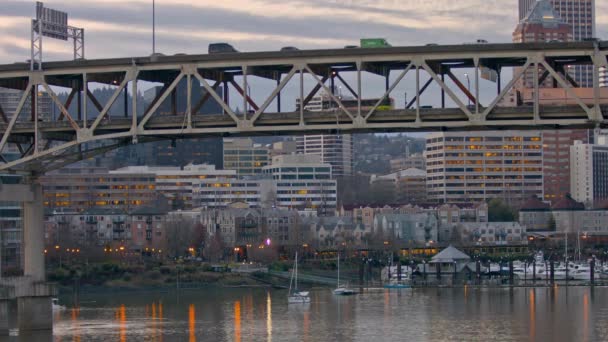 Urban Hustle Video Rush Hour Traffic Bridge Στο Dusk Portland — Αρχείο Βίντεο