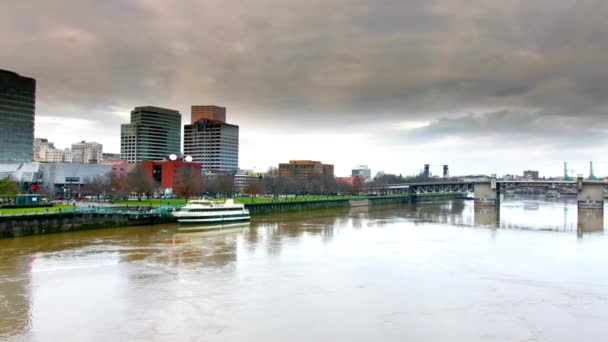 Riverside Perspektiv Video Portland Oregon Visas Från Willamette Floden — Stockvideo