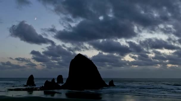 Twilight Reverie Time Lapse Cannon Beach Com Céu Nublado Anoitecer — Vídeo de Stock