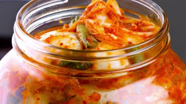 Napa Cabbage Kimchi Ustalığı Taze Pişmiş Kimchi Nin Yakın Çekimi — Stok video