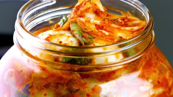 Napa Cabbage Kimchi Ustalığı Taze Pişmiş Kimchi Nin Yakın Çekimi — Stok video