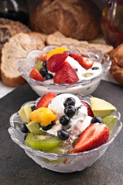 Fruitful Elegance Close Sliced Fresh Mixed Fruits Glass Bowl — Stock Photo, Image