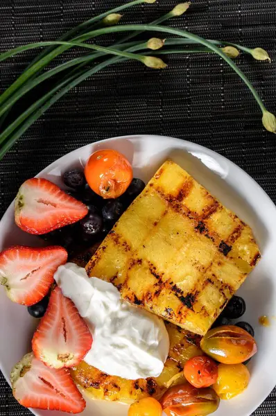 Tentación Tropical Primer Plano Deliciosa Piña Parrilla Con Yogur Fresa — Foto de Stock