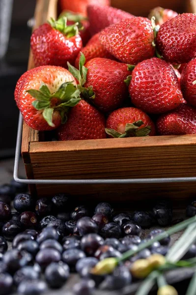 Berry Bounty Nahaufnahme Von Frischen Erdbeeren Und Beeren Einer Holzkiste — Stockfoto