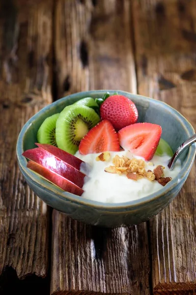 早晨活力 4K健康早餐特写 新鲜混合水果酸奶 — 图库照片
