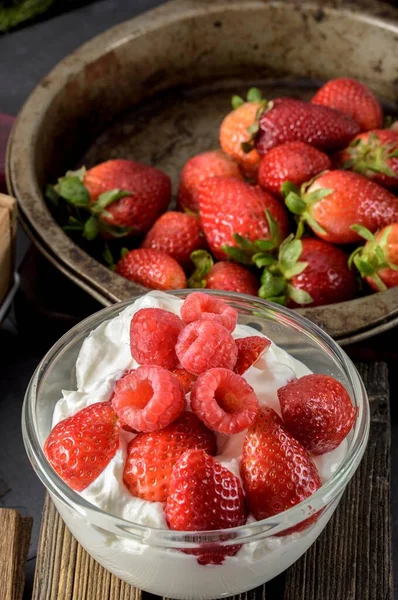 Wholesome Indulgence Close Healthy Yogurt Fresh Strawberries Berries — Stock Photo, Image