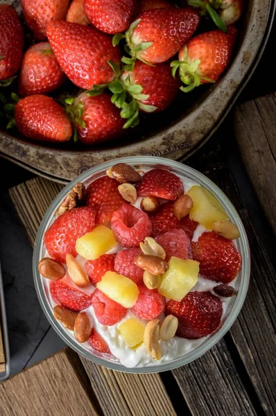 健康酸奶与新鲜草莓和浆果的4K特写 — 图库照片