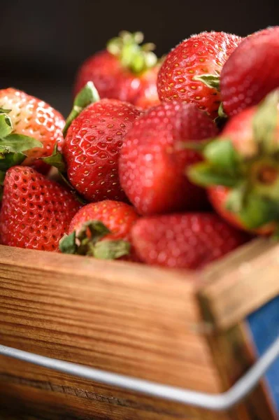 Berry Bounty Nahaufnahme Von Frischen Erdbeeren Und Beeren Einer Holzkiste — Stockfoto