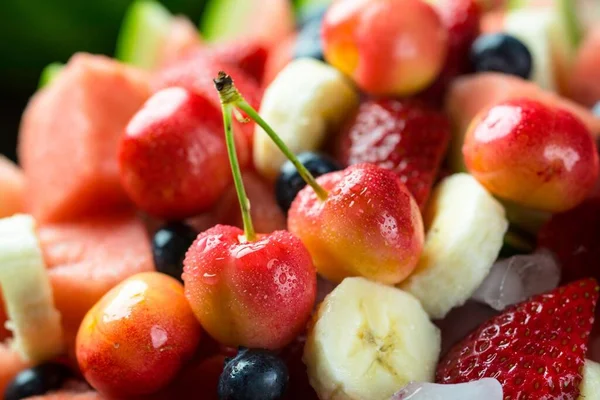 Αναζωογονητική Σύντηξη Κοντινό Πλάνο Φρέσκων Μικτών Φρούτων Φράουλα Καρπούζι Και — Φωτογραφία Αρχείου