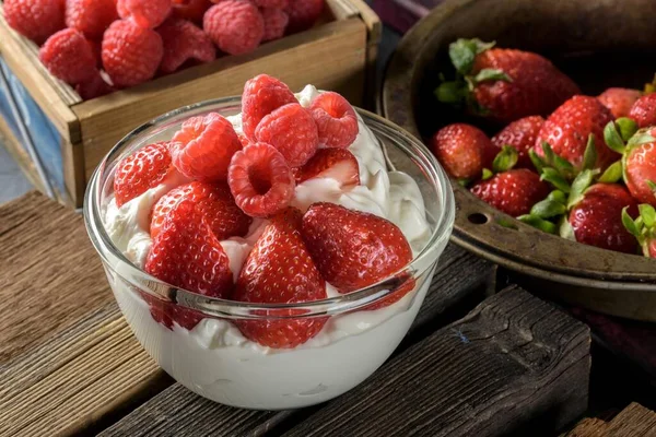 Wholesome Indulgence Close Healthy Yogurt Fresh Strawberries Berries — Stock Photo, Image