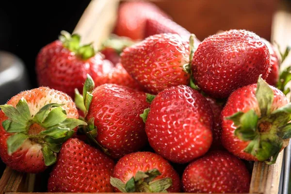 Berry Bounty Primer Plano Fresas Frescas Bayas Una Caja Madera — Foto de Stock