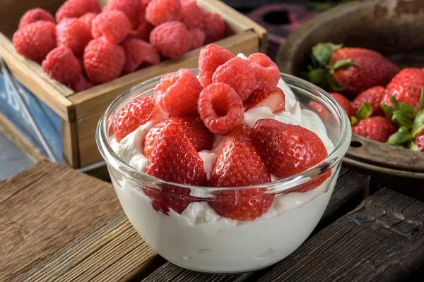 건강한 식습관 신선한 딸기와 딸기와 건강한 요구르트의 클로즈업 — 스톡 사진