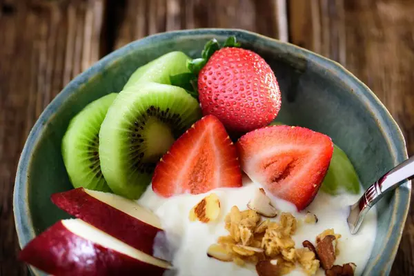 Witalność Rano Close Zdrowego Śniadania Jogurt Świeżych Owoców Mieszanych — Zdjęcie stockowe