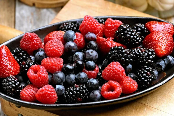 Berry Medley Taze Karışık Meyve Çilekleri Çileklerin Yakın Çekimi — Stok fotoğraf