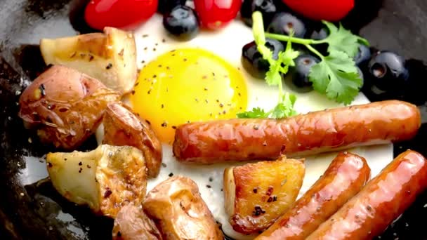 Hearty Breakfast Delight Sosis Yumurta Videosu — Stok video