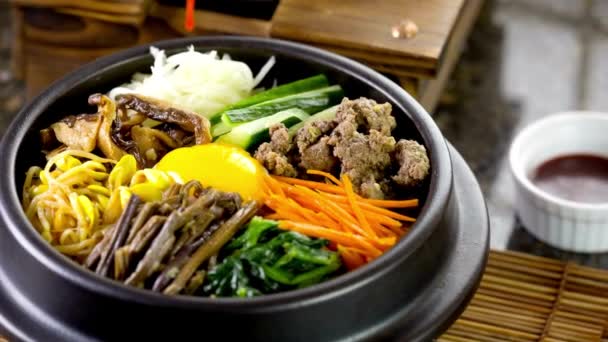 Koreaanse Culinaire Delight Video Van Bim Bap Rijst Met Gemengde — Stockvideo