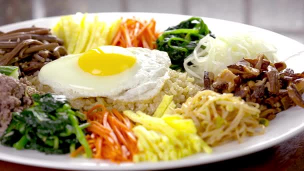 味道鲜美 含新鲜蔬菜和糙米的碧百宝 韩式调料4K面食 — 图库视频影像
