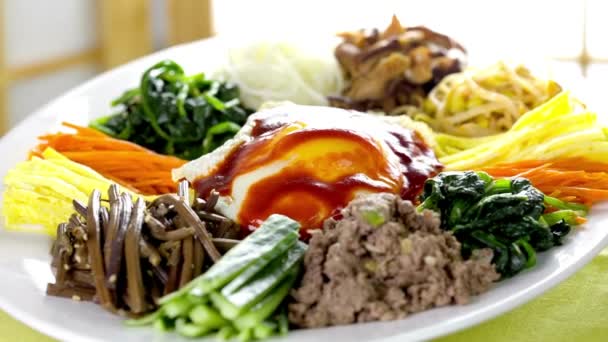 味道鲜美 含新鲜蔬菜和糙米的碧百宝 韩式调料4K面食 — 图库视频影像