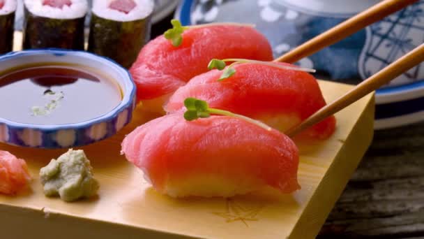 Sushi Delight Dolly Shot Sushi Atún Recién Cocinado Mesa — Vídeos de Stock