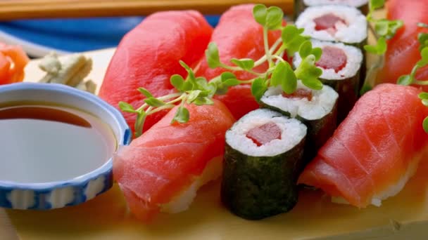 寿司美味 4K多利拍摄的新鲜煮熟的金枪鱼寿司放在桌上 — 图库视频影像