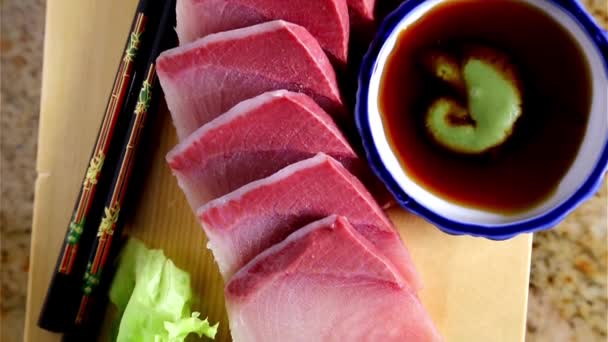 Sashimi Elegance Dolly Shot Fresh Yellowfin Tuna Sashimi Table — Stok Video