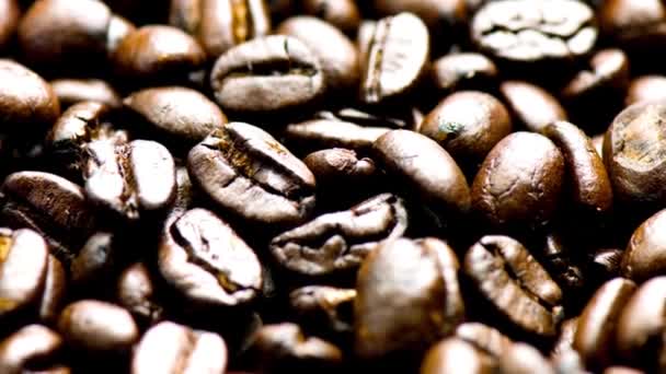 Roasted Perfection Macro Dolly Shot Coffee Beans Close — Stock Video