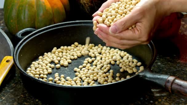 Sizzling Bean Delight Zbliżenie Soi Pieczenie Patelni Żelaza — Wideo stockowe