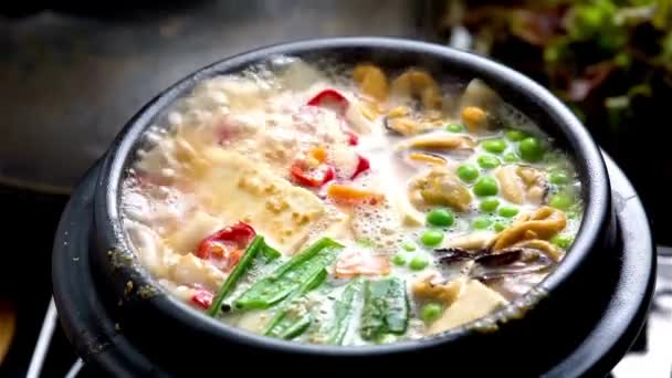 大豆ペースト スープ エクストラバガンザ 4Kビデオで野菜 シーフードと料理 — ストック動画