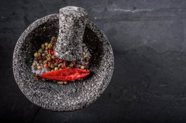 Top View 4K Görüntü Red Chilli, Red Pepper Flakes, ve Mortar ve Pestle 'da Deniz Tuzu ve biber