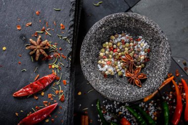 Top View 4K Görüntü Red Chilli, Red Pepper Flakes, ve Mortar ve Pestle 'da Deniz Tuzu ve biber